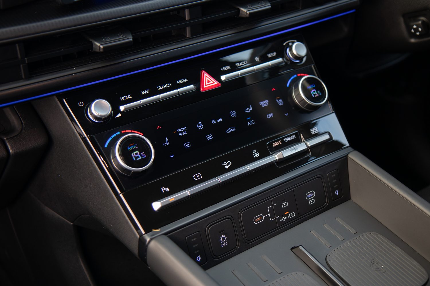 Hyundai Santa Fe 4WD PHEV (2025) Hyundai Santa Fe 4WD PHEV (2025)