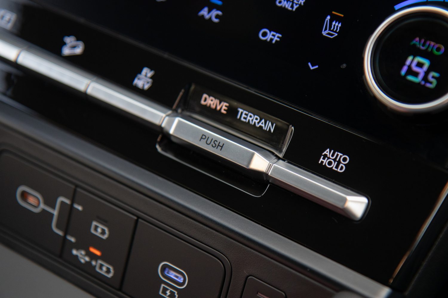 Hyundai Santa Fe 4WD PHEV (2025) Hyundai Santa Fe 4WD PHEV (2025)