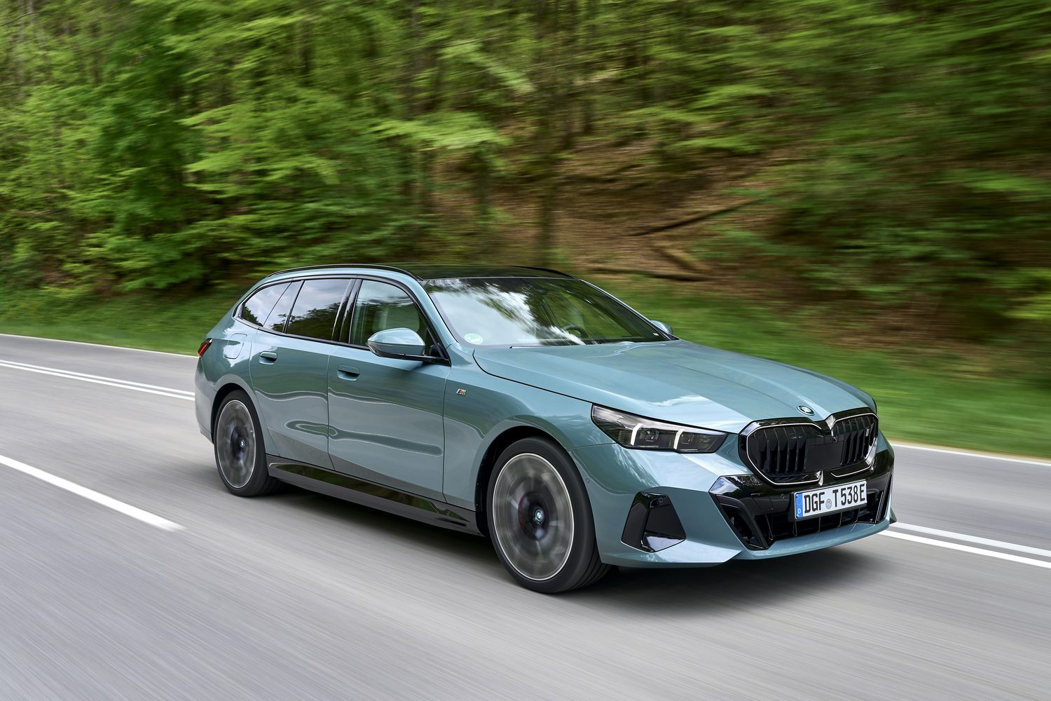 Car Reviews | BMW i5 eDrive40 Touring (2024) | CompleteCar.ie